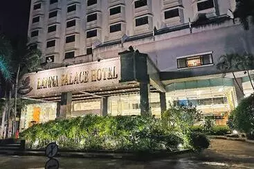 בית מלון כפרי Lanna Palace 2004