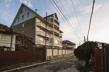 پانسیون Lera Guest House