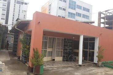 تختخواب و صبحانه Lucy Guest House