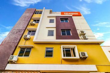 Hotel Capital O 11626 B Square