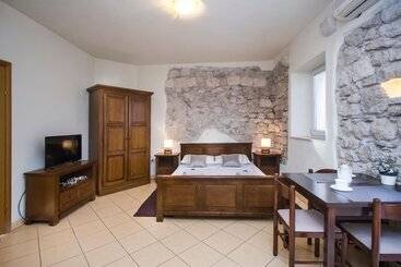 ツーリストアパートメント Apartments Selak