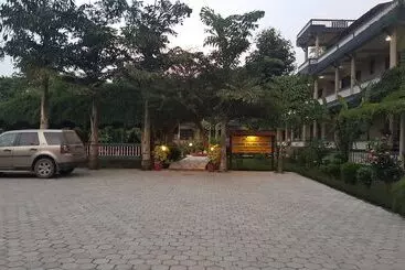 هتل Chitwan Village Resort