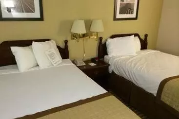 בית מלון כפרי Baymont By Wyndham Metropolis