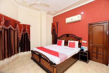 Отель OYO 10239 Holiday INN Paradise