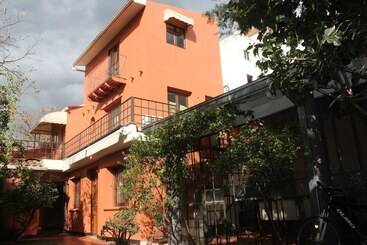 مسافرخانه Prisamata Suites