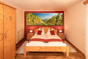 پانسیون Familienweingut Oberer Germuth