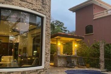 Casa Vistas Del Pacifico Bed & Breakfast