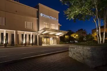 בית מלון כפרי Doubletree By Hilton Raleigh Brownstone University