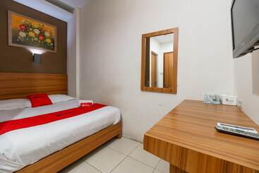 Hotel Reddoorz Syariah Near Simpang Surabaya Aceh