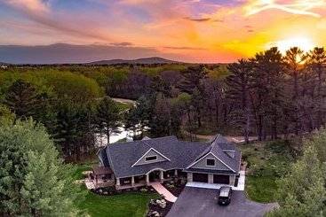 민박 Inn At The River