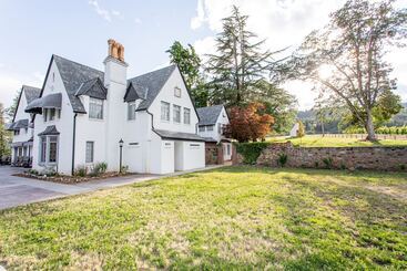 Bed and Breakfast Hummingbird Estate