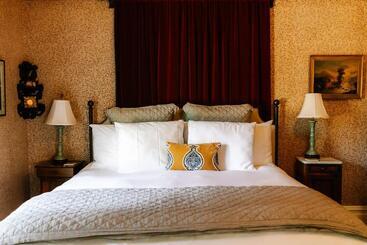 Отель Calderwood Inn