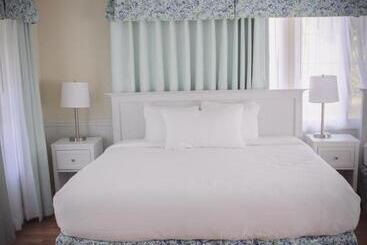 ホテル Colonial Inn Harbor Springs