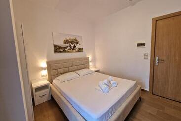 هتل Queen Margaret Seaside