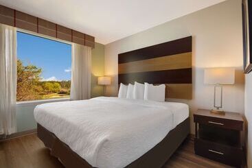 هتل Spark By Hilton Destin