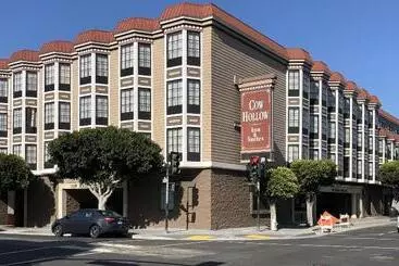 בית מלון כפרי Cow Hollow Inn And Suites