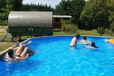 ベッドアンドブレックファースト La Maison Du Bonheur   Les Roulottes   Campsite