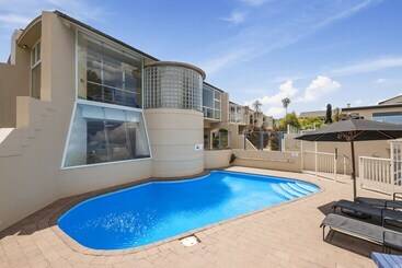 مُتل The Village Resort