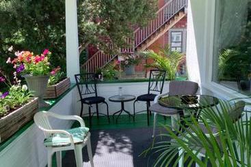 Bed and Breakfast Quaint & Cozy Accommodation