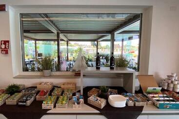 اقامتگاه Sisan Family Resort