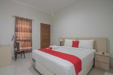 Hotel Reddoorz Near Alun Alun Kc Haurgeulis