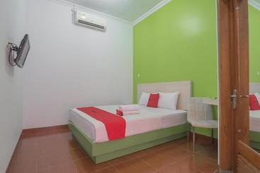 Pansiyon Reddoorz Plus Near Alun Alun Kuningan