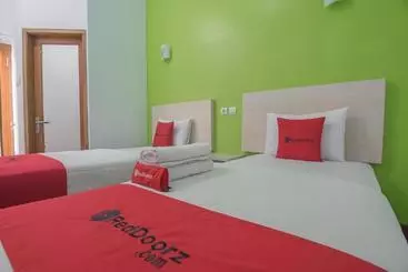Pension Reddoorz Plus Near Alun Alun Kuningan