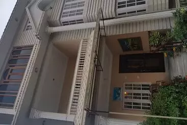 تختخواب و صبحانه Cozy Home