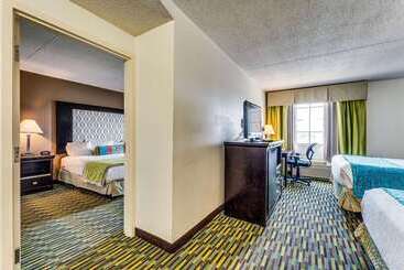 هتل Wyndham Garden Wichita Downtown
