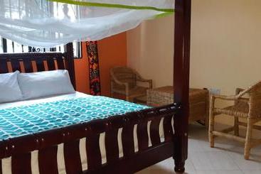 پانسیون Karaara House