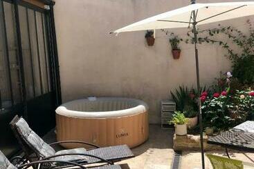 شقق خاصة سياحية Les Remparts De Lauris Coeur Médiéval Et Patio