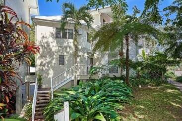 ツーリストアパートメント Tropical Oasis Near Beach