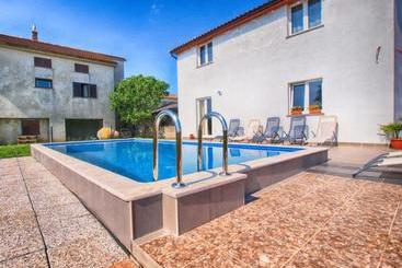 آپارتمان‌های توریست‌ها House Andrej 1372