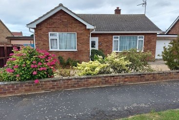 بيت ريفى Rosie S  Lovely Detached Bungalow