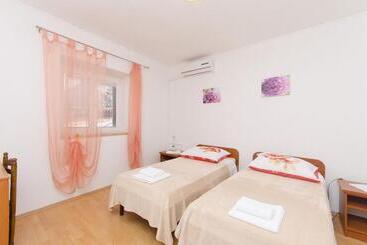 Vakantie-appartementen House Poets Street In Old Sibenik