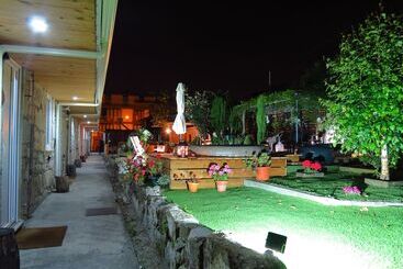 کلبه Ruby Charm Houses