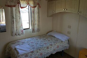 فندق Camping Iznate