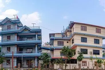 هتل Middle Point Pvt Ltd