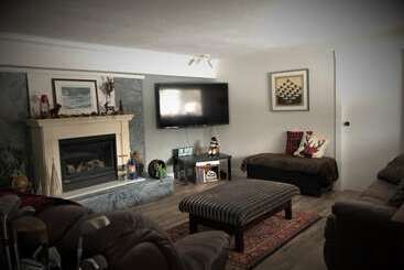 Bed and Breakfast Wolf S Den On The River