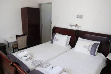 פנסיון Roba Monakedi Guest Lodge