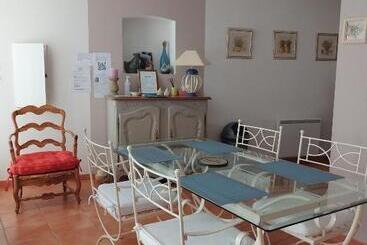 بنسيون Entre Vignes Et Dentelles