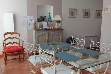 Pansiyon Entre Vignes Et Dentelles