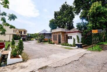 Szálloda Spot On 2414 Homestay Potroyudan Syariah