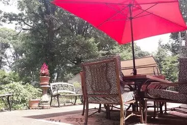 تختخواب و صبحانه A House Full Of Steel Balls And Games