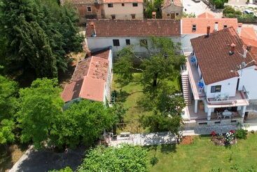 דירות לתיירים House Bozac