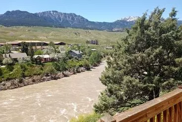 モーテル Yellowstone Riverside Cottages