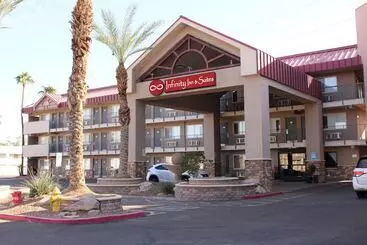 호텔 Infinity Inn & Suites