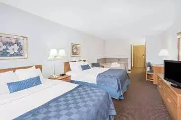 Отель Ramada By Wyndham Hancock Waterfront