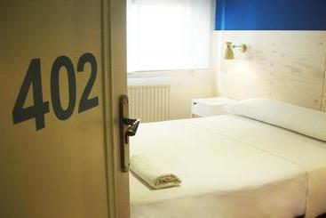 بنسيون Monjes De La Biblioteca