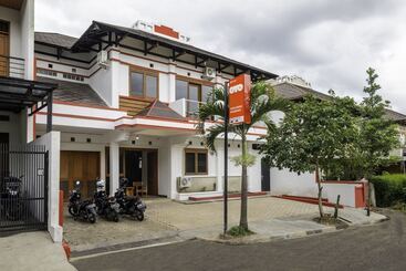 Hotell Oyo 2728 Sinulingga Residence